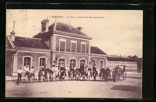 AK Robinson, La Gare, Arrivée des Excursionnistes