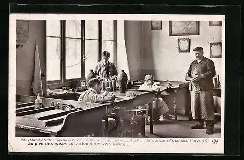 AK Sèvres, Manufacture Nationale de Porcelaine, Atelier de doreur, Porzellanherstellung