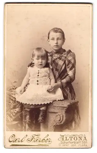 Fotografie Carl Färber, Altona, Schulterblatt 59a, Hübsches Mädchen mit Ohrringen mit ihrer süssen kleinen Schwester