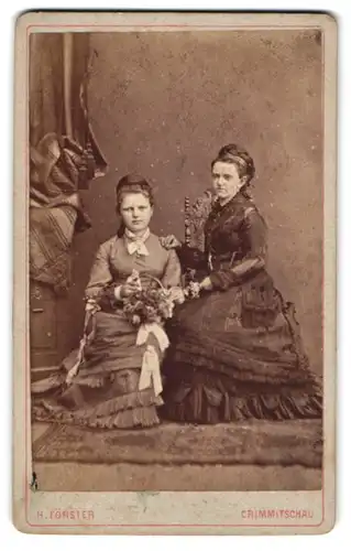 Fotografie Herm. Förster, Crimmitschau, Untere Mühlgasse 599, Zwei attraktive Damen mit elegantem Haarband und Blumen
