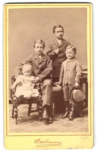 Fotografie C. Axtmann, Reichenbach /V., Drei hübsche Jungen in Anzügen mit niedlicher kleinen Schwester im Kleidchen