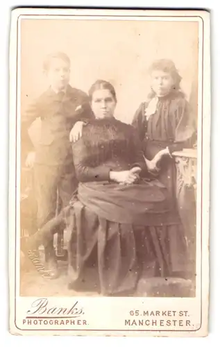 Fotografie Banks, Manchester, 65. Market St., Attraktive Frau mit ihren hübschen Kindern, Junge und Mädchen