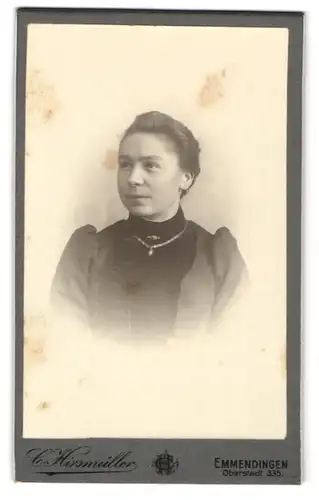 Fotografie C. Hirsmüller, Emmendingen, Oberstadt 335, Junge sympathische brünette Dame lächelnd und mit Kette