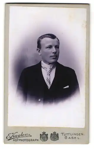 Fotografie E. Kugler, Tuttlingen, Neuhauserstr. 25, Junger adretter hübscher Mann mit Krawatte und Seitenscheitel