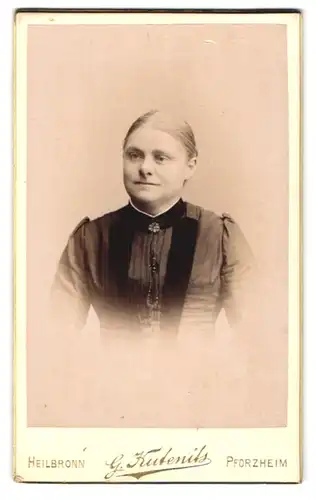 Fotografie G. Kutenits, Pforzheim, Erbprinzenstr. 18, Junge Frau mit rundlichem Gesicht und freundlichen Blick