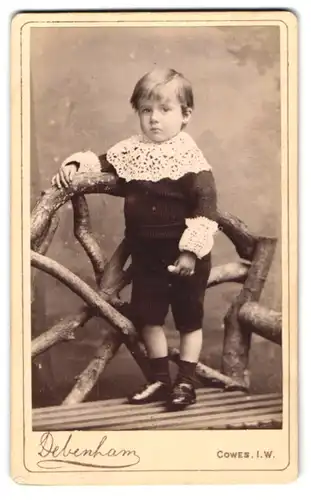 Fotografie Debenham, West Cowes i. W., 50. High Street, Hübscher kleiner Junge mit knielanger Hose und Spitzenkragen