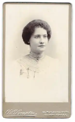 Fotografie W. C. Compton, London, 69. Marlborough Rd., Schöne junge Frau mit feinen Gesichtszügen und Perlenkette