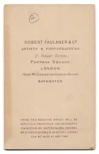 Fotografie R. Faulkner & Co., London, 21. Baker Street, Niedliches kleines Mädchen im weissen Kleid u. unsicherer Pose