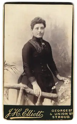 Fotografie J. H. Elliott, Stroud, George St., Brünette hübsche Frau mit Locken und schwarzem Kleid