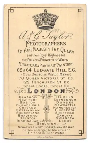 Fotografie A. & G. Taylor, London, 129 Fenchurch Street, Elegante Britin mit starren Blick und Ohrringen