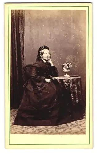 Fotografie Miss & Mr. I. W. Findlow, Leamington, 92 Regent Street, Ältere elegante Frau mit Korkenzieherlocken u. Haube