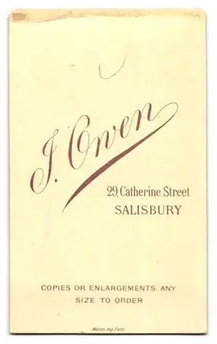 Fotografie J. Owen, Salisbury, 29. Catherine Street, Elegante Engländerin mit Hut und ernster Miene