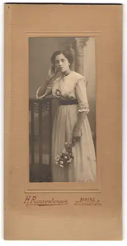 Fotografie H. Ranzenberger, Mainz, Rheinstr. 45, Junge Dame im Kleid