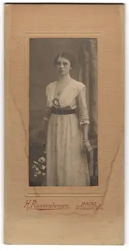 Fotografie H. Ranzenberger, Mainz, Reinstr. 45, Junge Dame im Kleid