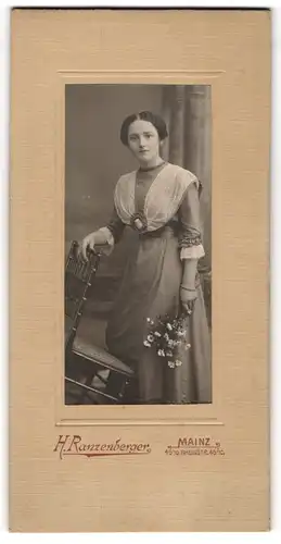 Fotografie H. Ranzenberger, Mainz, Rheinstr. 45, Junge Dame im Kleid mit Blumen