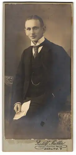 Fotografie Rudolf Müller, Görlitz, Junger Herr im Anzug mit Krawatte