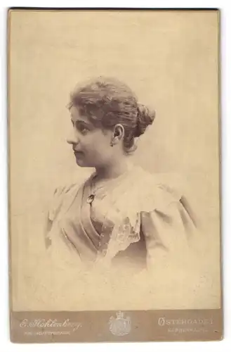 Fotografie E. Hohlenberg, Kjobenhavn, Ostergade 1, Junge Dame mit Haarknoten