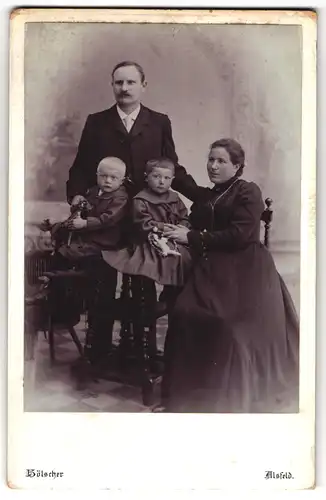 Fotografie Otto Hölscher, Alsfeld in Oberhessen, Lutherstrasse, Bürgerliches Paar mit zwei Kindern