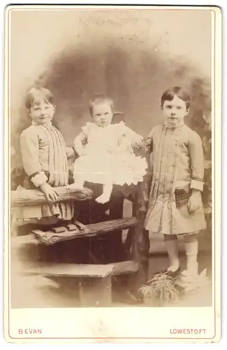 Fotografie H. W. Bevan, Lowestoft, Drei Kinder in zeitgenössischer Kleidung