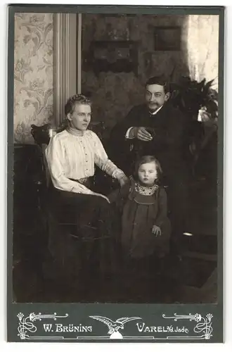 Fotografie Wilh. Brüning, Varel a. d. Jade, Bürgerliches Paar mit kleiner Tochter