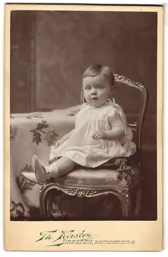 Fotografie Th. Kirsten, Dresden, Bautznerstr. 12, Kleines Kind im weissen Kleid