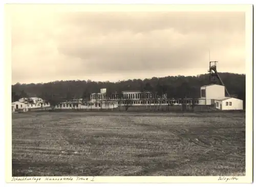 Fotografie unbekannter Fotograf, Ansicht Salzgitter, Blick auf die Schachtanlage Hannoversche Treue I. mit Förderturm