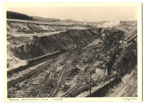 Fotografie unbekannter Fotograf, Ansicht Salzgitter, der Tagebau Hannoversche Treue, Förderloren, Gleisanlagen