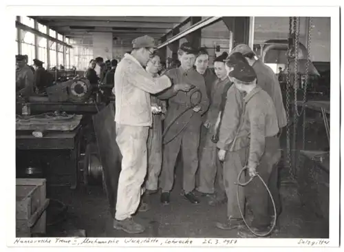 Fotografie unbekannter Fotograf, Ansicht Salzgitter, Lehrlinge des Schacht Hannoversche Treue II, mit Meister