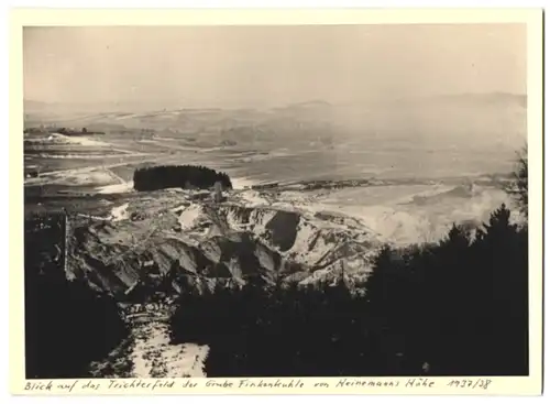 Fotografie unbekannter Fotograf, Ansicht Salzgitter-Finkenkuhle, Blick auf das Trichterfeld der Grube Finkenkuhle