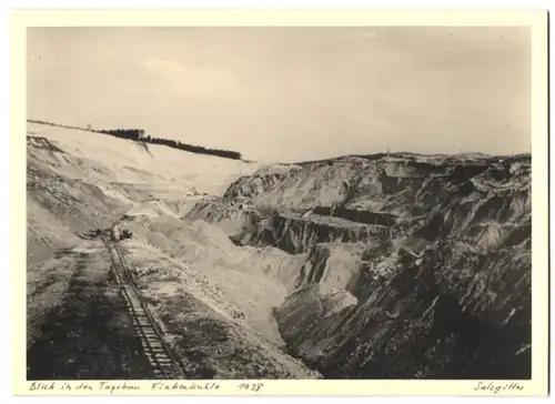 Fotografie unbekannter Fotograf, Ansicht Salzgitter-Finkenkuhle, Blick in den Tagebau Grube Finkenkuhle, 1938