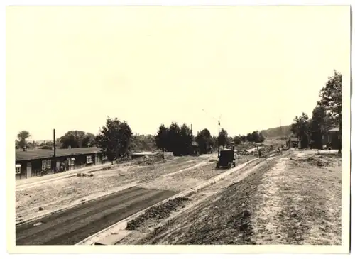 Fotografie unbekannter Fotograf, Ansicht Salzgitter-Gebharshagen, Strassenbau in der Neubausiedlung, Lager IV