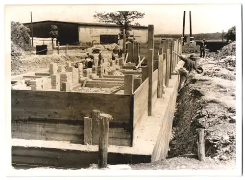 Fotografie unbekannter Fotograf, Ansicht Salzgitter-Gebharshagen, Arbeiter beim Ausschalen der Neubausiedlung, Lager IV