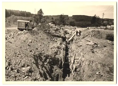 Fotografie unbekannter Fotograf, Ansicht Salzgitter-Gebharshagen, Wasserleitungen werden verlegt, Neubausiedlung Lager