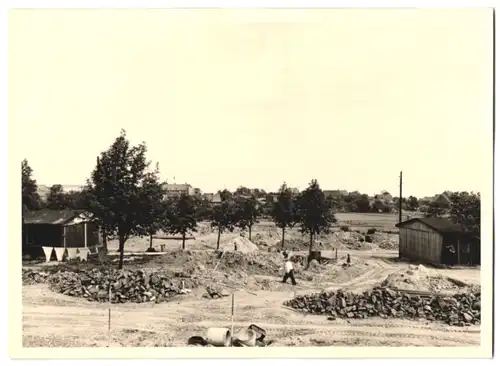 Fotografie unbekannter Fotograf, Ansicht Salzgitter-Gebharshagen, Bauschutt im Lager IV der Neubausiedlung Gebhardshagen