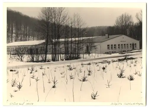 Fotografie unbekannter Fotograf, Ansicht Salzgitter-Gebhardshagen, Blick auf die Glück-Auf-Halle im Ortsteil, Winter