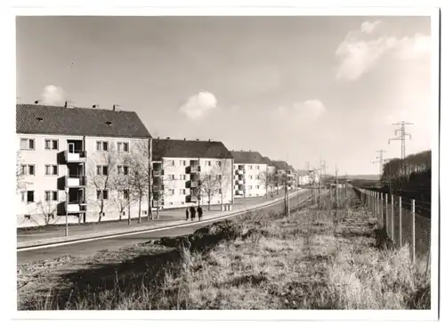 Fotografie unbekannter Fotograf, Ansicht Salzgitter-Gebhardshagen, Sternbergstrasse in der Neubausiedlung, Barackenlager