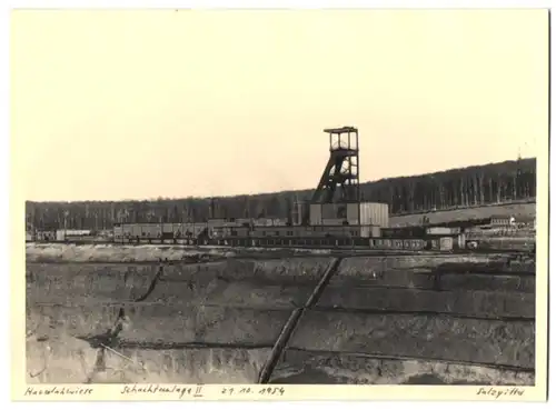 Fotografie unbekannter Fotograf, Ansicht Salzgitter-Flachstöckheim, Schachtanlage Havelahwiese II., Tagebau, Förderturm