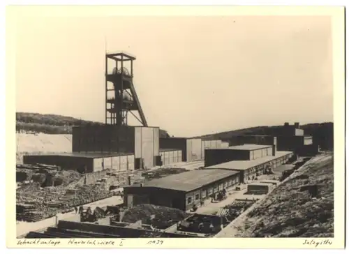 Fotografie unbekannter Fotograf, Ansicht Salzgitter, Blick auf die Schachtanlage Havelahwiese I. mit Förderturm, Tagebau