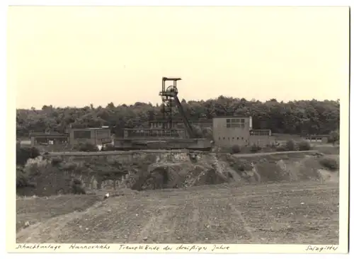 Fotografie unbekannter Fotograf, Ansicht Salzgitter, die Schachtanlage Hannoversche Treue III., Förderturm