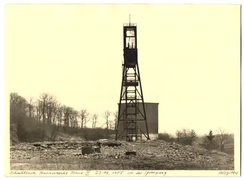 Fotografie unbekannter Fotograf, Ansicht Salzgitter, Schachtturm des Schachtes Hannoversche Treue III. vor der Sprengung