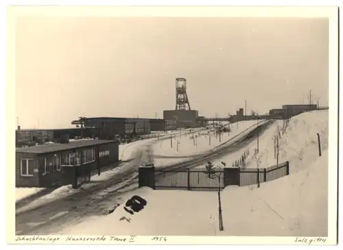 Fotografie unbekannter Fotograf, Ansicht Salzgitter, Eingang zur Schachtanlage Hannoversche Treue II. mit Förderturm