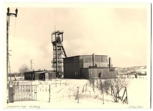 Fotografie unbekannter Fotograf, Ansicht Salzgitter-Gitter, Blick auf die Schachtanlage Galberg mit Förderturm