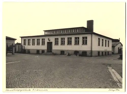 Fotografie unbekannter Fotograf, Ansicht Salzgitter, Verwaltungsgebäude der Tagebau Schachtanlage Finkenkuhle