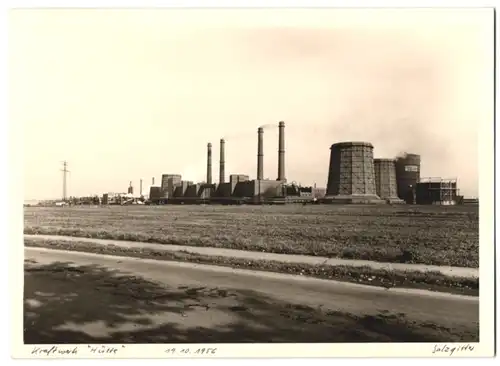 Fotografie unbekannter Fotograf, Ansicht Salzgitter, Blick nach dem Kraftwerk Hütte mit Türmen, Essen