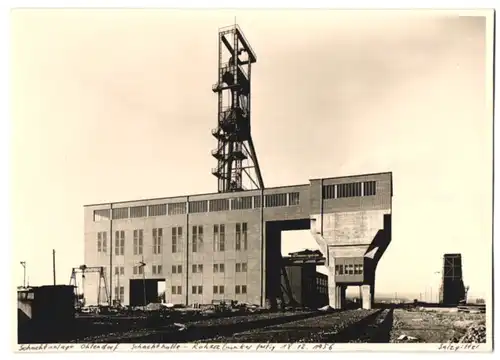 Fotografie unbekannter Fotograf, Ansicht Salzgitter, Roherzbunker nach der Fertigstellung, Schachtanlage Ohlendorf