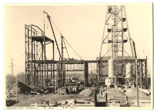 Fotografie unbekannter Fotograf, Ansicht Salzgitter, Schachtanlage Ohlendorf im Bau, Förderturm und Roherzbunker