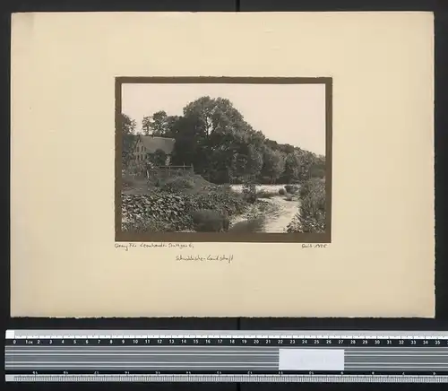 Fotografie Georg Friedrich Leonhardt, Stuttgart, Landschaft in Schwaben, Gehöft neben Flusslauf & Wehr 1925