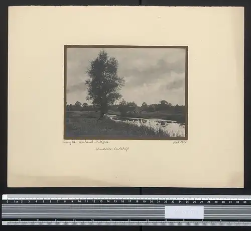 Fotografie Georg Friedrich Leonhardt, Stuttgart, Ortsrand in Schwaben mit Flusslauf im Sommer 1925