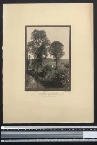 Fotografie Georg Friedrich Leonhardt, Stuttgart, Ansicht Bartenbach, Bachlauf mit Blick zum Ort um 1925