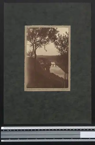 Fotografie Georg Friedrich Leonhardt, Stuttgart, Ortsansicht mit Flusslauf & Brücke um 1919